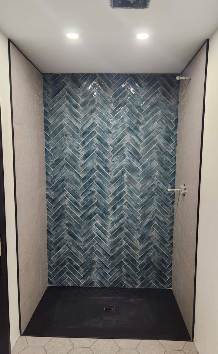 Finitions de qualité pour installation de céramique pour mur et plancher